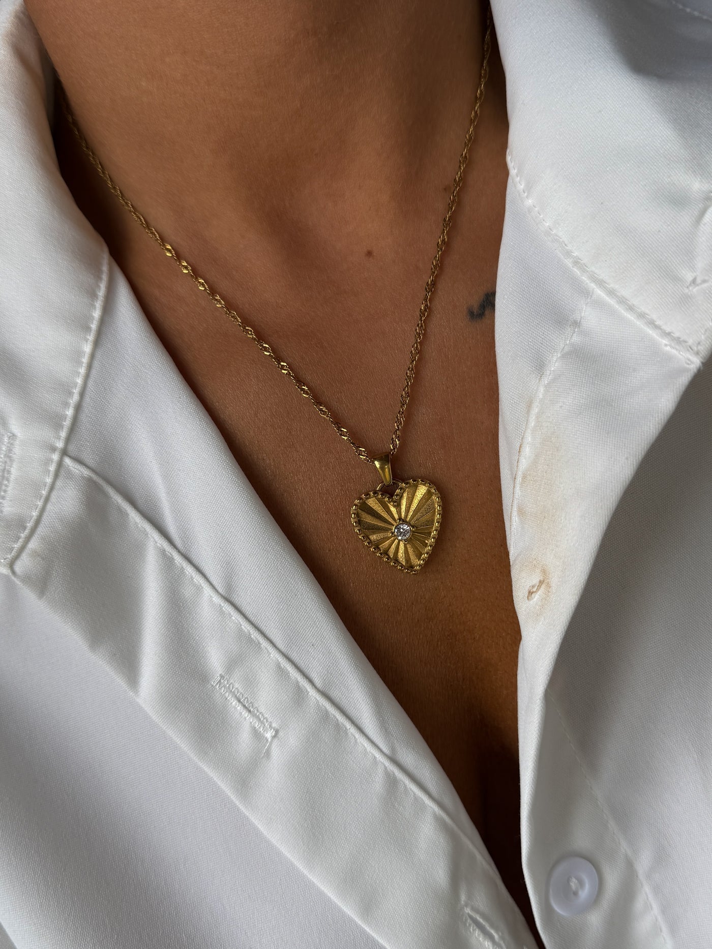 AMOUR PENDANT NECKLACE